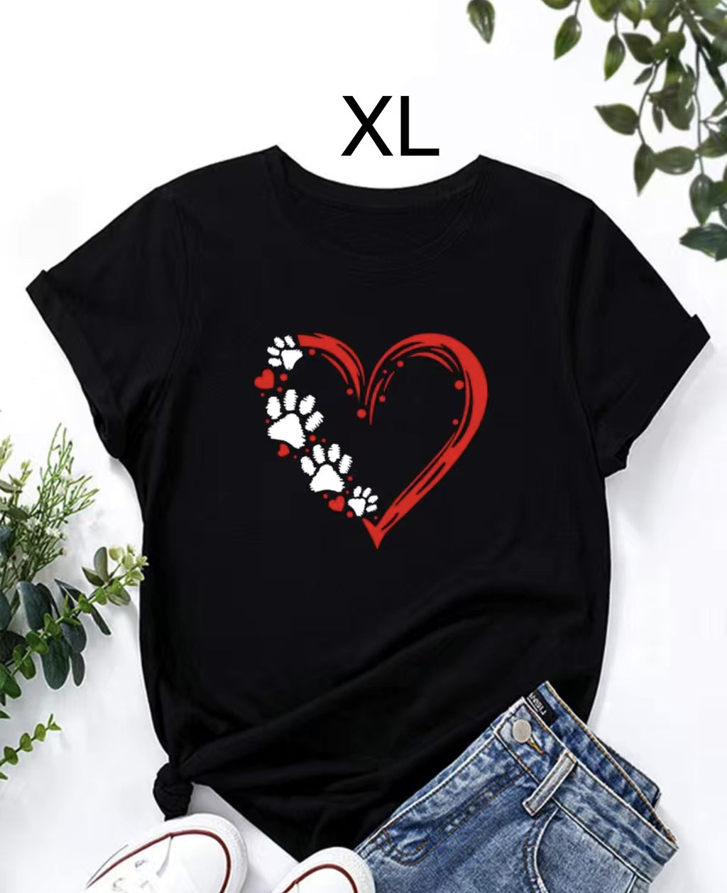 Camiseta para adulto color negra con corazón rojo y huellitas blancas