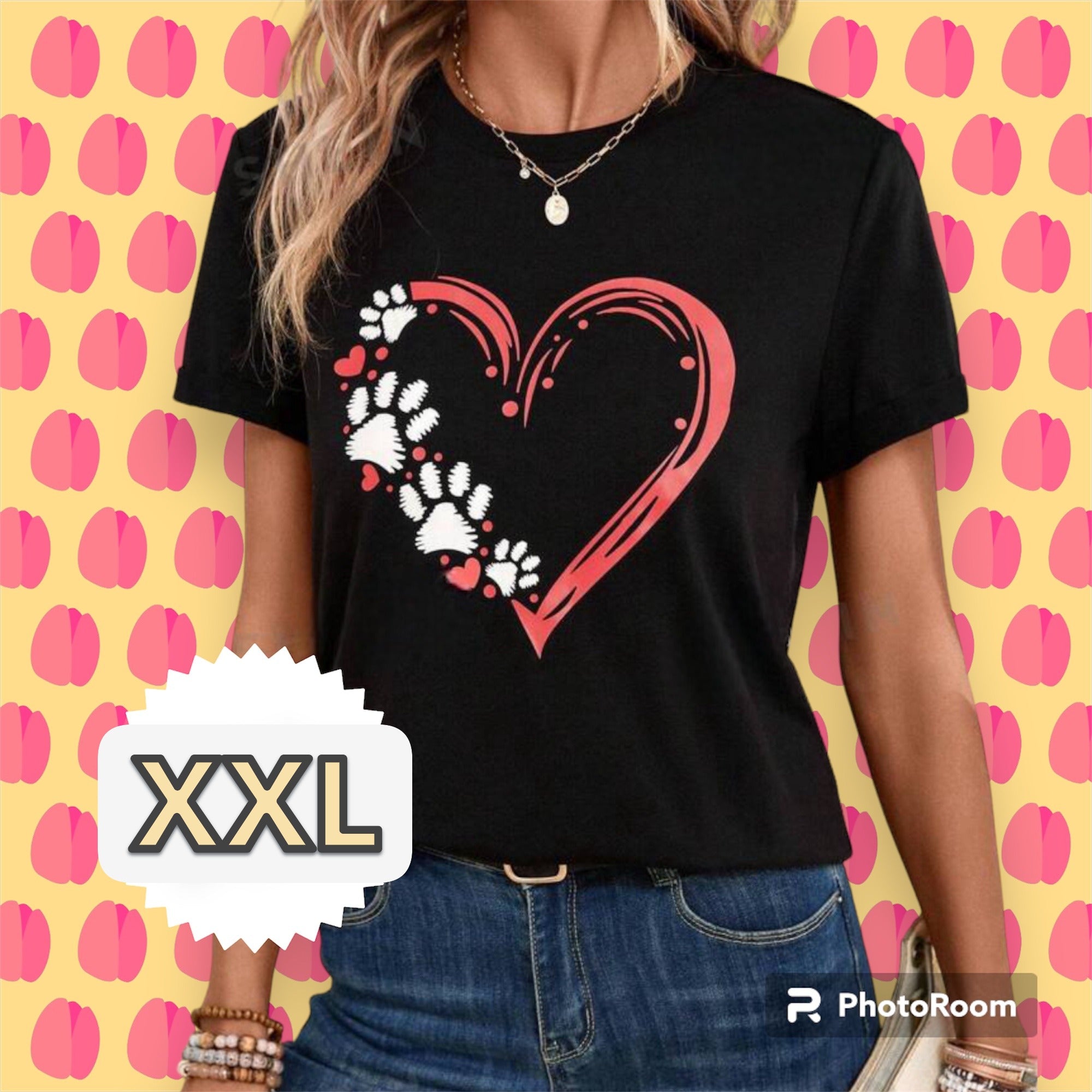 Camiseta para adulto color negra con corazón rojo y huellitas blancas