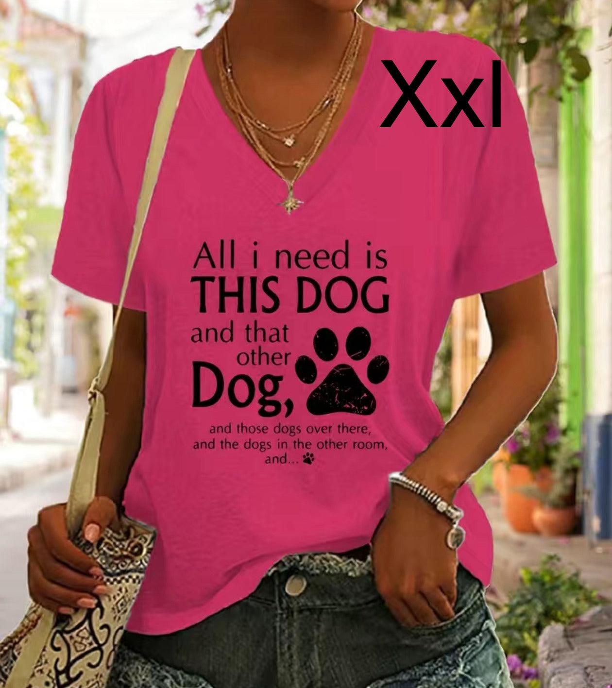 Camiseta de adulto con cuello V y mensaje de Todo lo que necesito es este perro