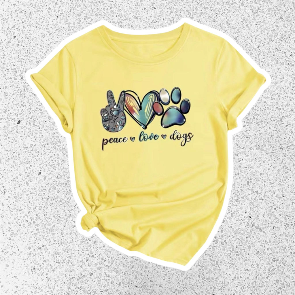 Camiseta de adulto amarilla con diseño de paz, amor y perros