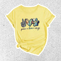 Camiseta de adulto amarilla con diseño de paz, amor y perros