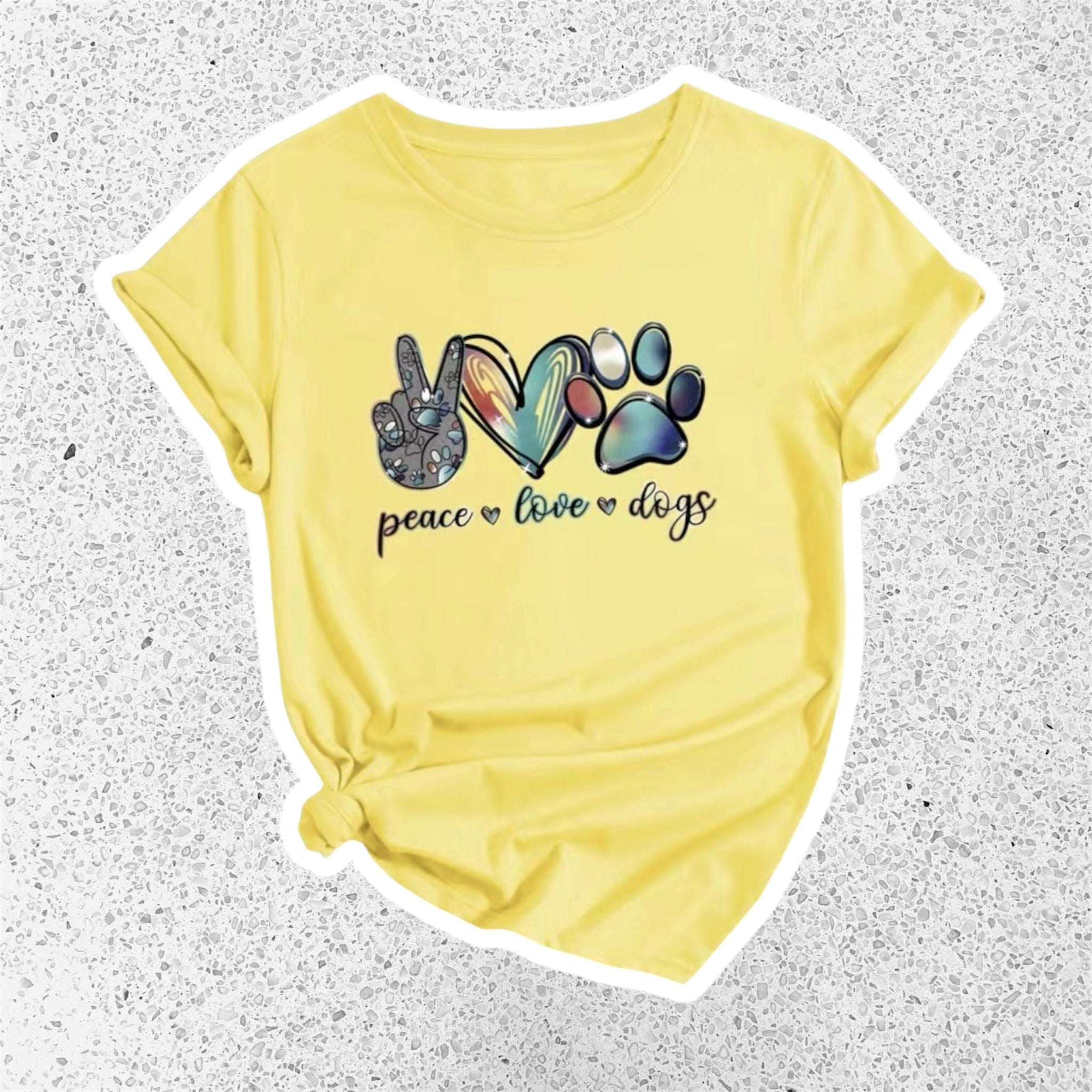 Camiseta de adulto amarilla con diseño de paz, amor y perros