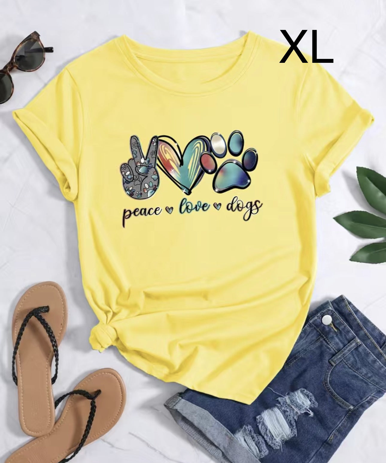 Camiseta de adulto amarilla con diseño de paz, amor y perros