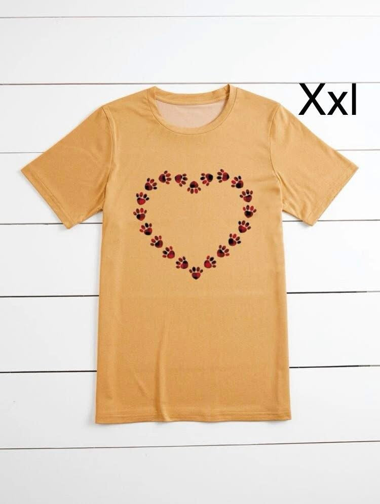 Camiseta en algodón para adultos color mostaza con diseño de corazón con huellitas
