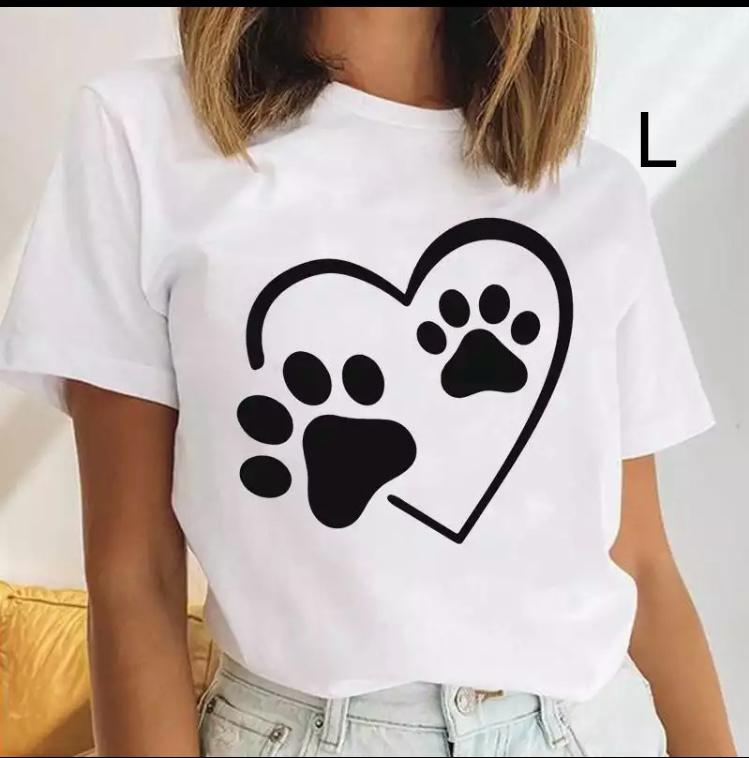 Camiseta blanca de adulto con diseño de huellitas y corazón