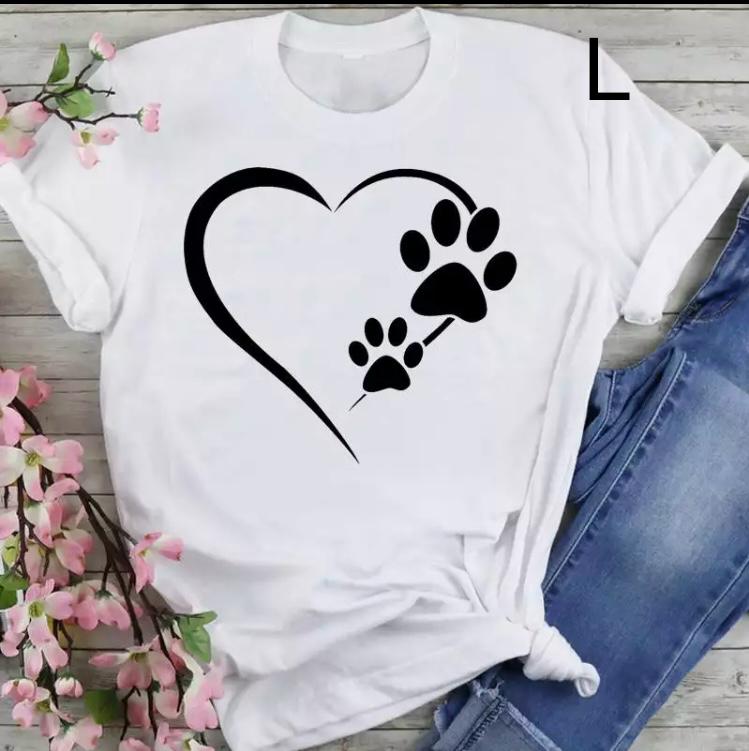 Camiseta blanca de adulto con diseño de huellitas y corazón
