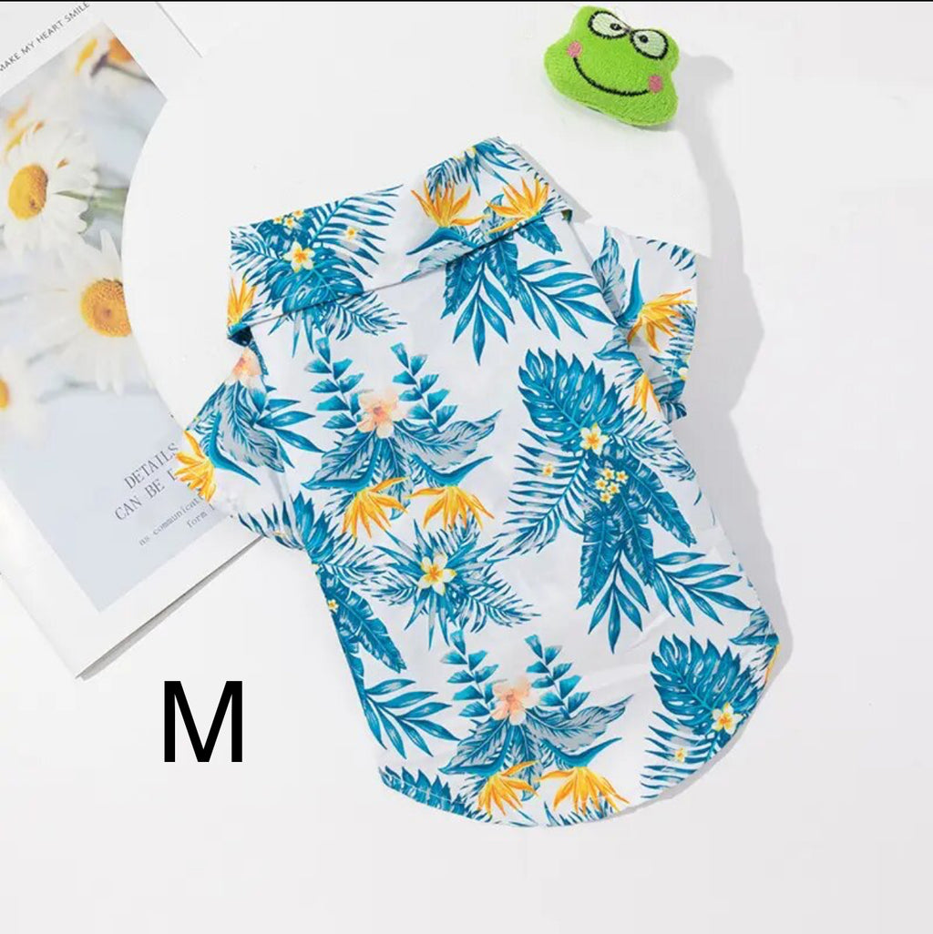 Camisa hawaiana para peluditos con hojas y flores