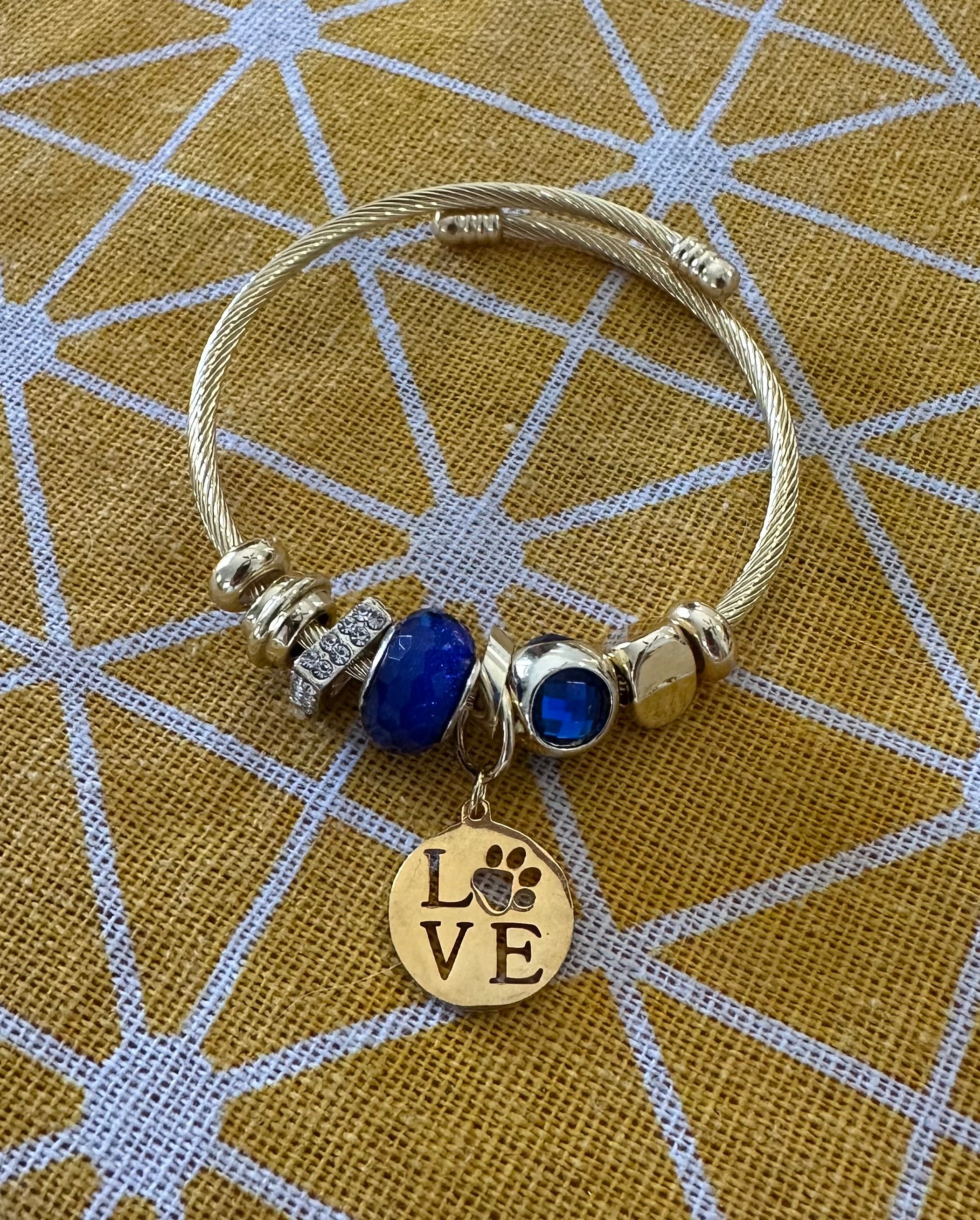 Pulsera dorada en acero inoxidable con dijes azules