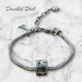 Pulsera plateada en acero inoxidable con dije de huellitas y corazones