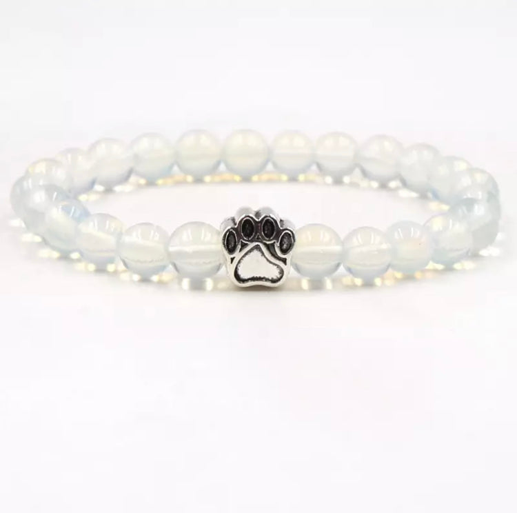 Pulsera elástica para adultos con cuentas de ópalo y dije de huellita