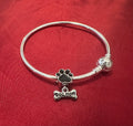 Pulsera rígida en acero inoxidable con dije de huellita para la mamá canina