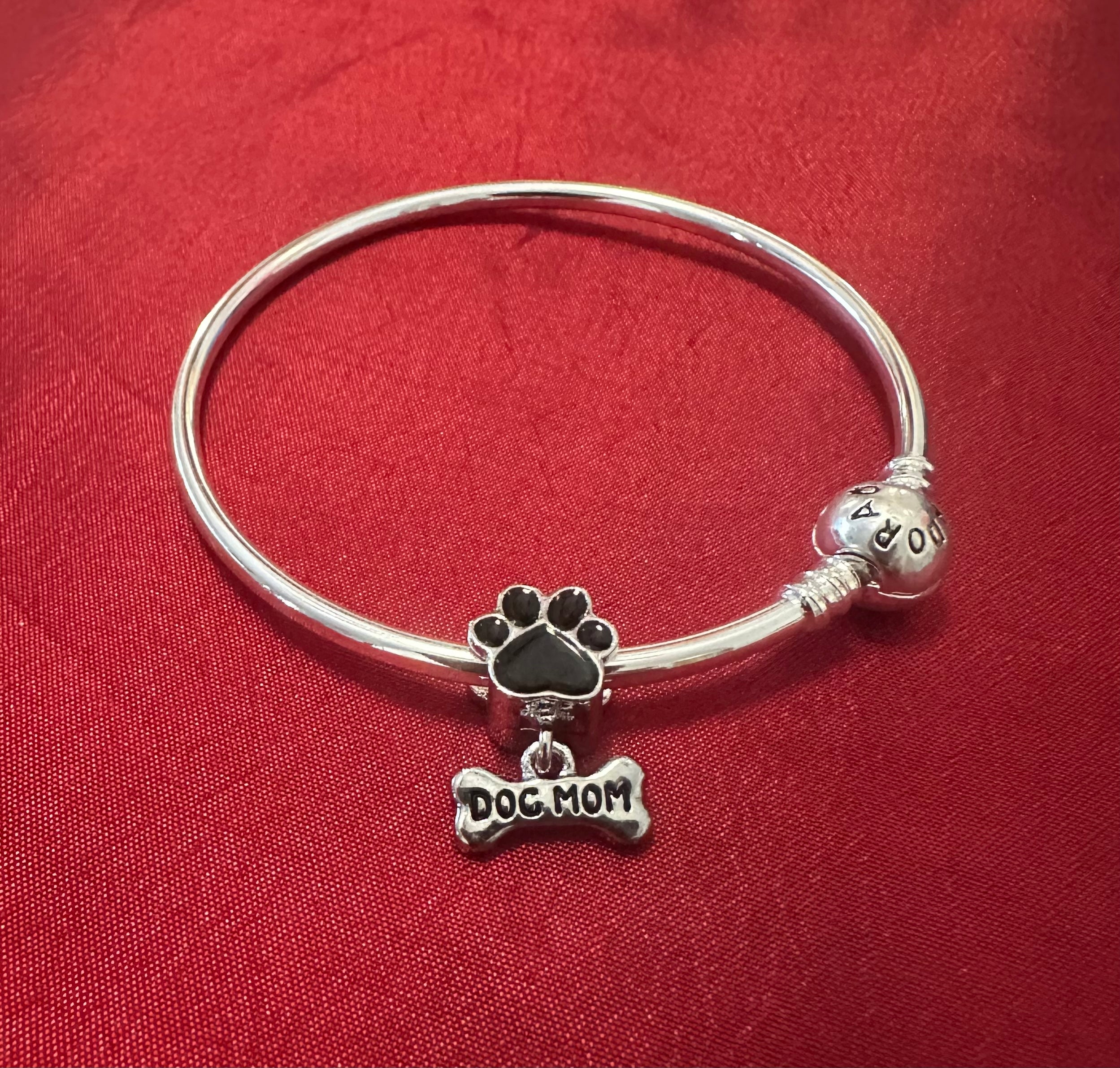 Pulsera rígida en acero inoxidable con dije de huellita para la mamá canina
