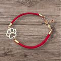 Pulsera de cordón rojo con dije de huellita