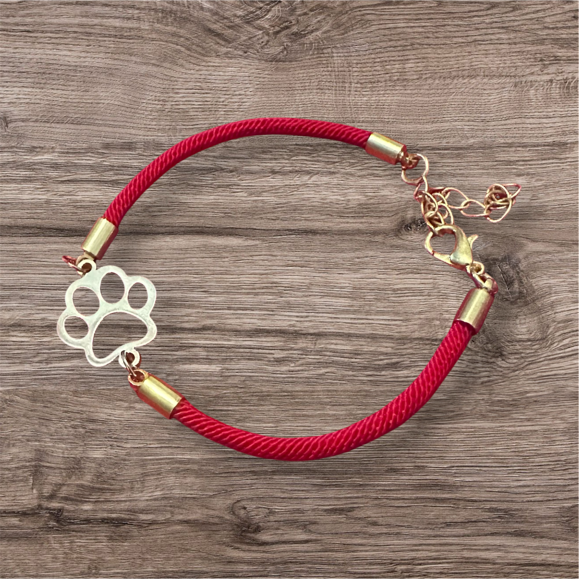 Pulsera de cordón rojo con dije de huellita