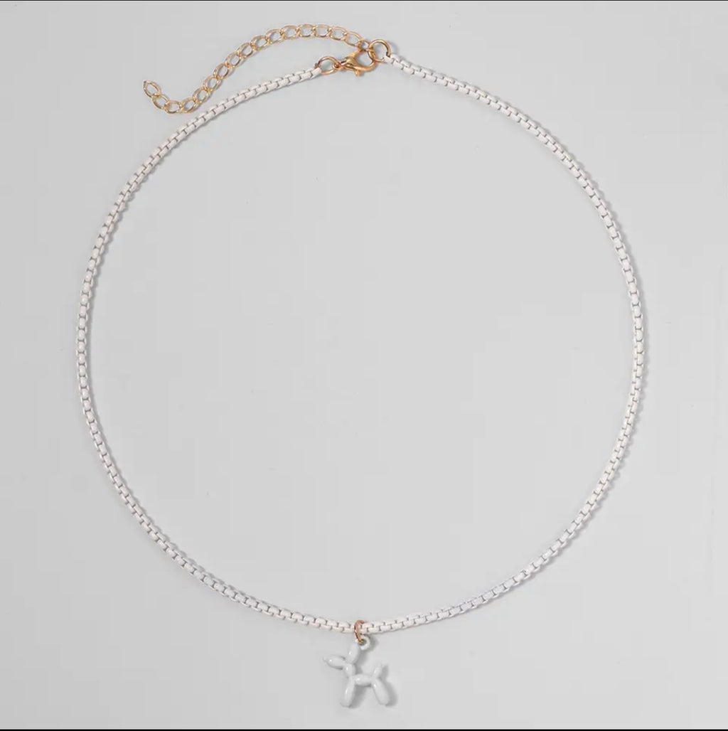 Collar minimalista con dije de perrito de globos
