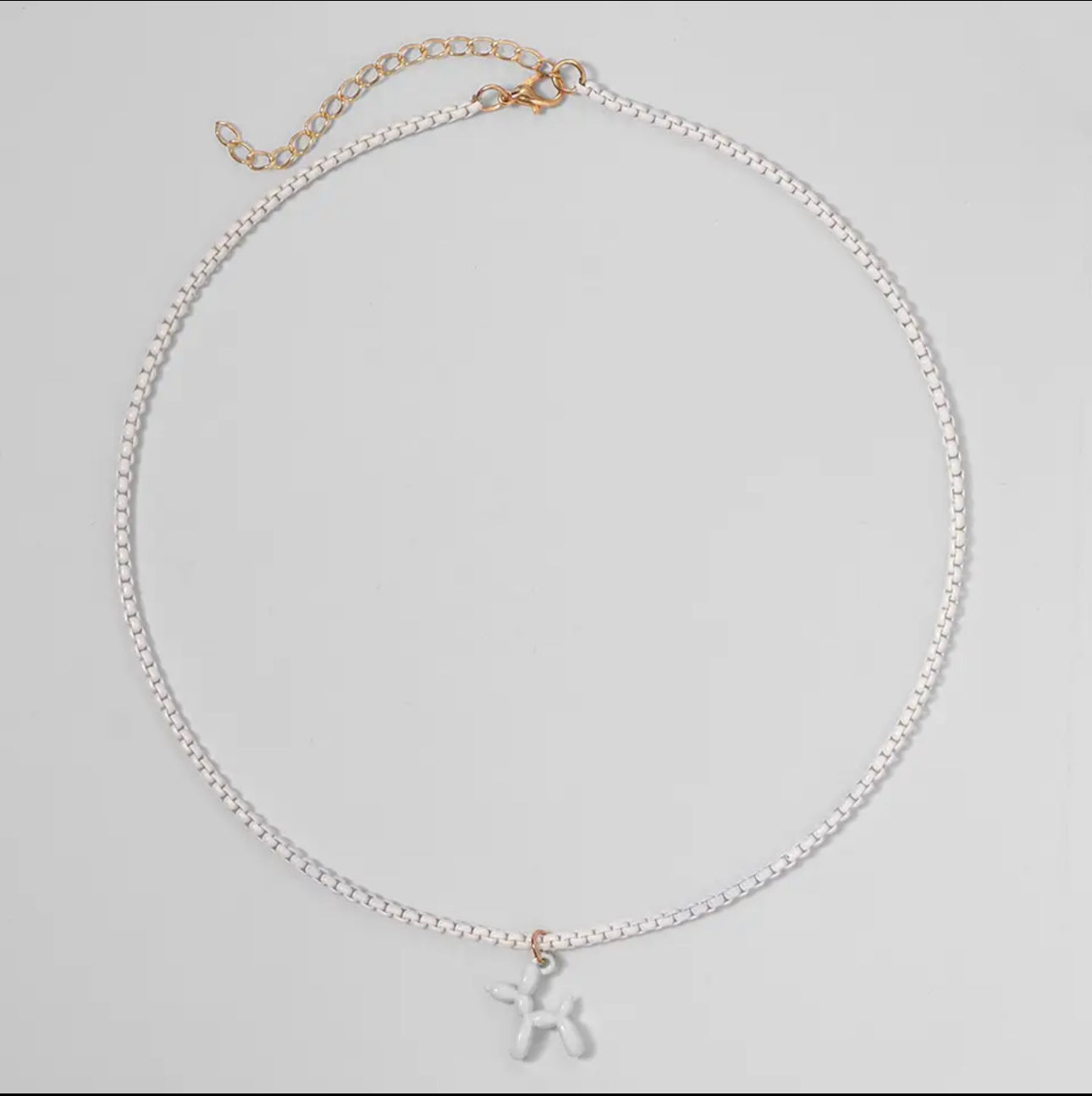 Collar minimalista con dije de perrito de globos