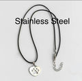 Collar en cordón de vinilo negro con dije de huellita