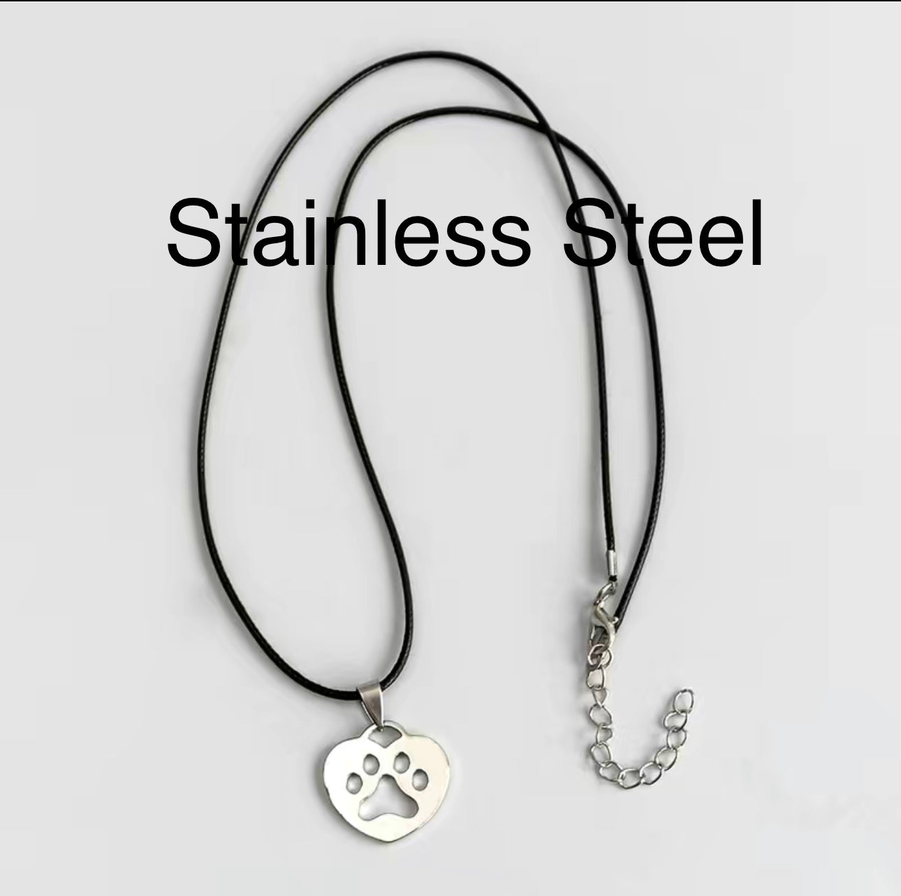 Collar en cordón de vinilo negro con dije de huellita