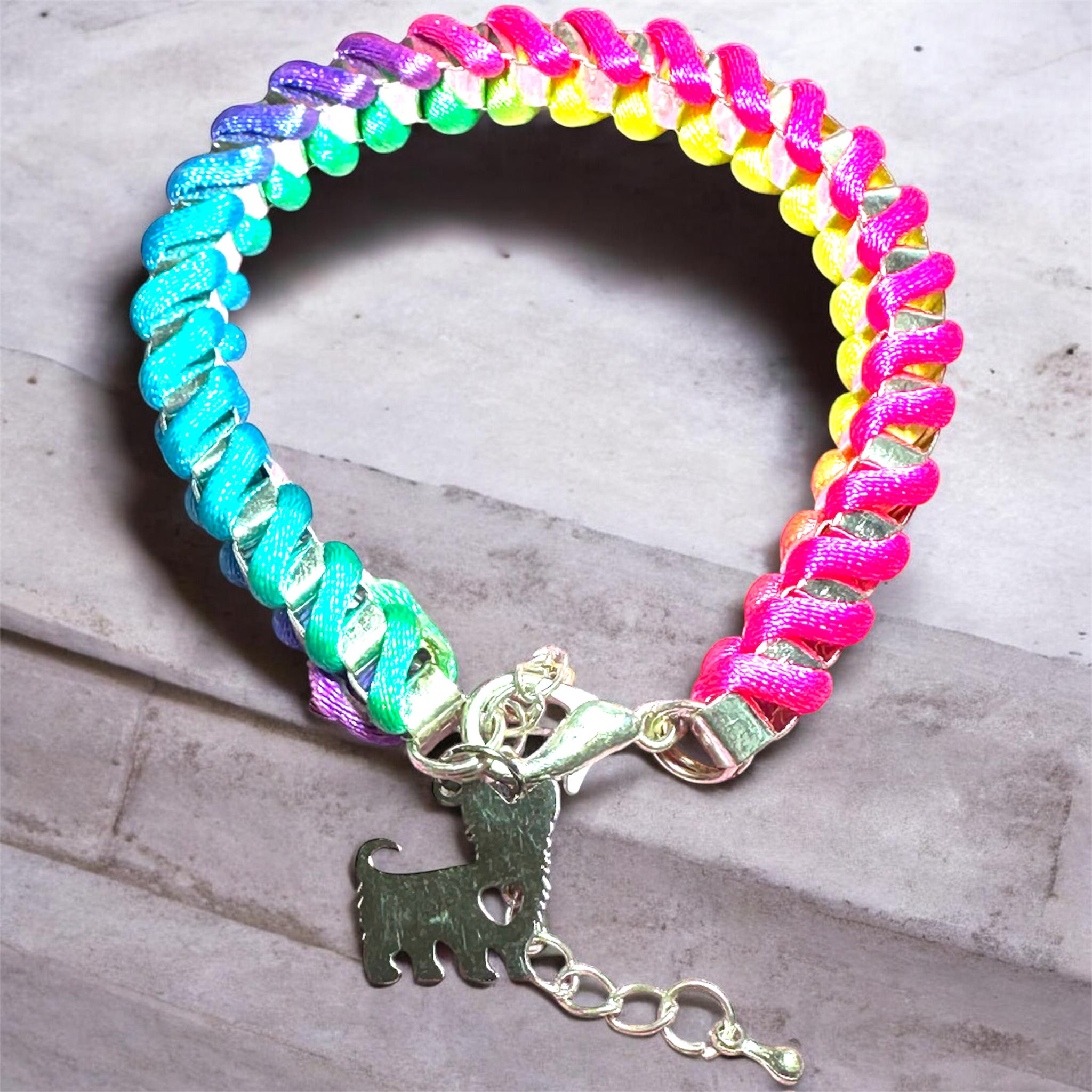 Pulsera colorida de nudo francés con dije de perrito