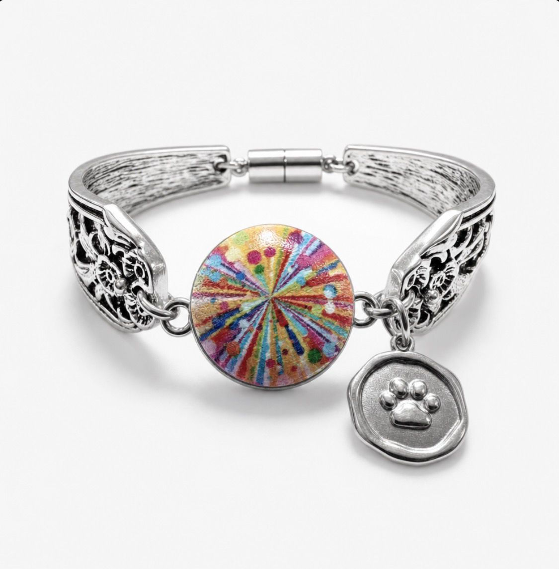 Pulsera plateada de botón colorido y dije de huellita con cerradura de imán
