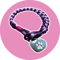 Pulsera de cordón en nudos con dije de corazón con huellita en tono plateado