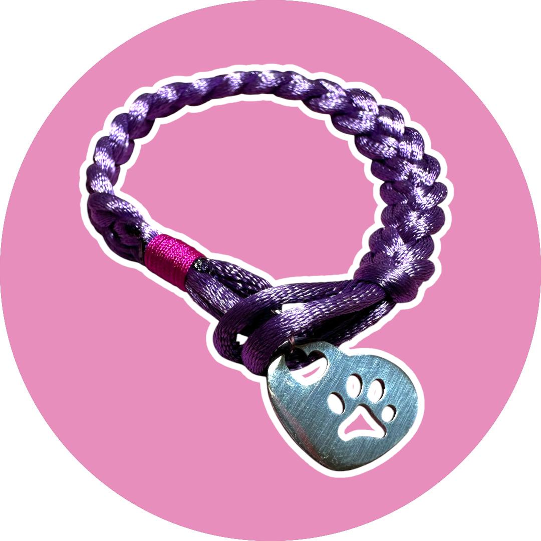 Pulsera de cordón en nudos con dije de corazón con huellita en tono plateado