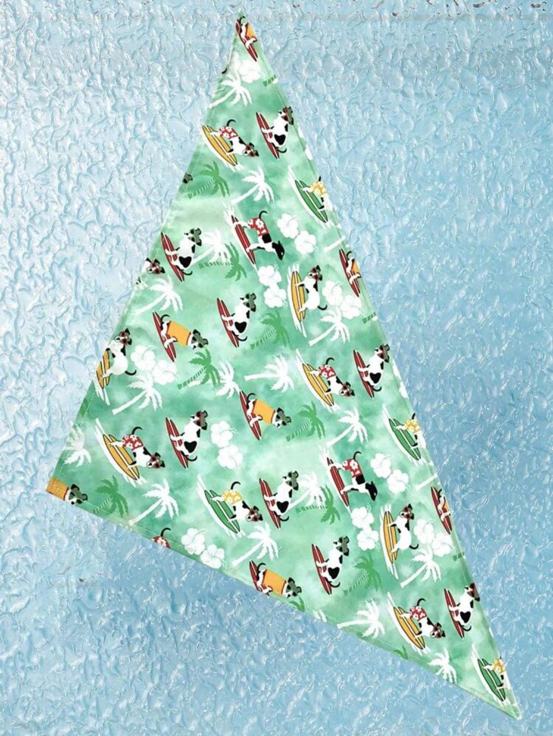 Bandana para mascotas con diseños de perro en tabla de surfear